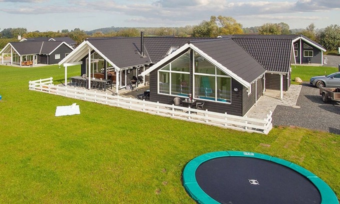 Skastrup House | Pool house on lawn with whirlpool, billiards, table tennis and table football, wireless internet