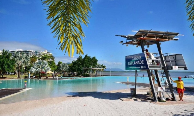 Mooroobool Apartment | Pool view two-bedroom apartment 10 min from city