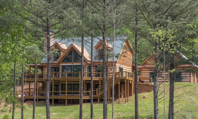 Blairsville Cabin | Pop's Mountain Lodge on Lake Nottley. 5 bdrms-Wifi- jacuzzi-outdoor fire pit