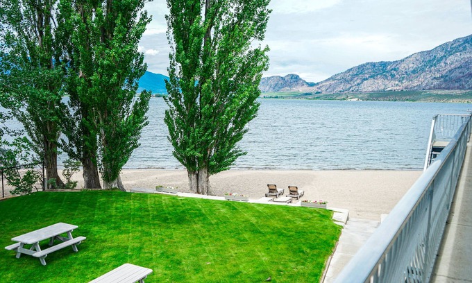 Okanagan-Similkameen Hotel | Poplars Motel on the lake