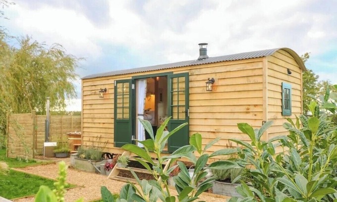 Redmile Cabin | Poppie's Shepherd's Hut - Wellness & Hot Tub