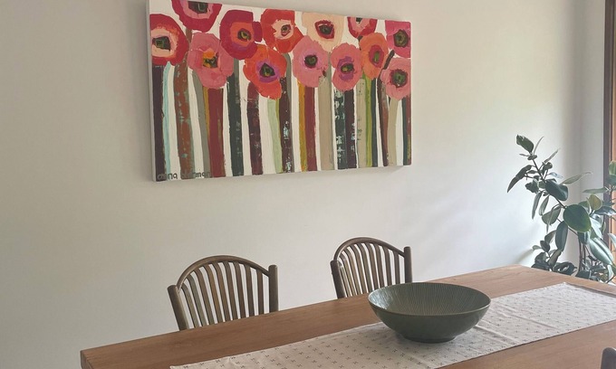 Clunes House | Poppies@Clunes nCentrally located 80s-style home Cosy, comfortable & relaxing !