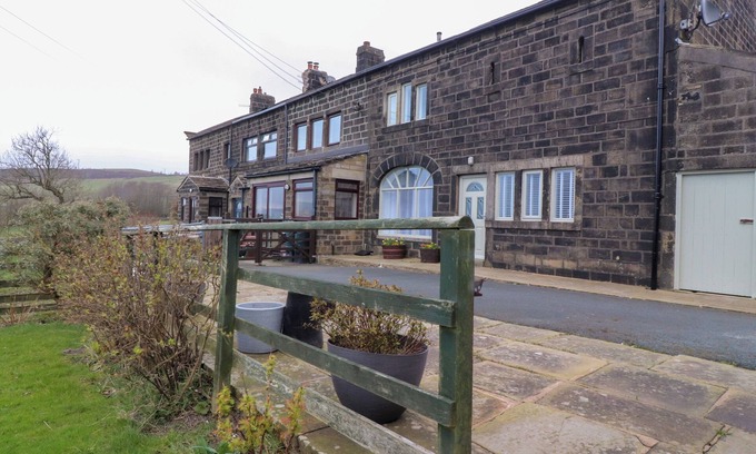 Wadsworth Cottage | POPPLES BARN, pet friendly, with a garden in Hebden Bridge