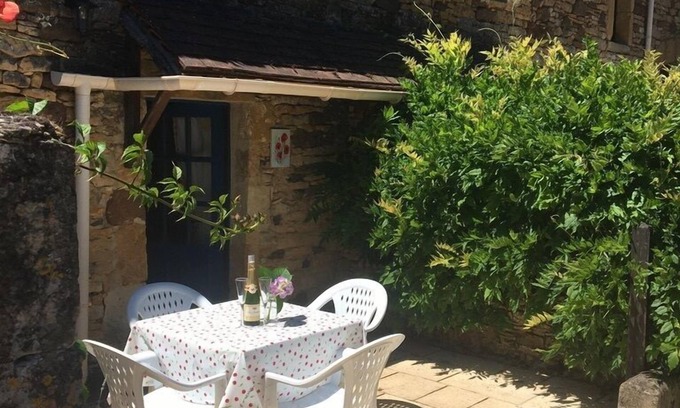 Frayssinet-le-Gelat Cottage | Poppy 4* - Quiet and relaxing cottage in a courtyard, perfect for families