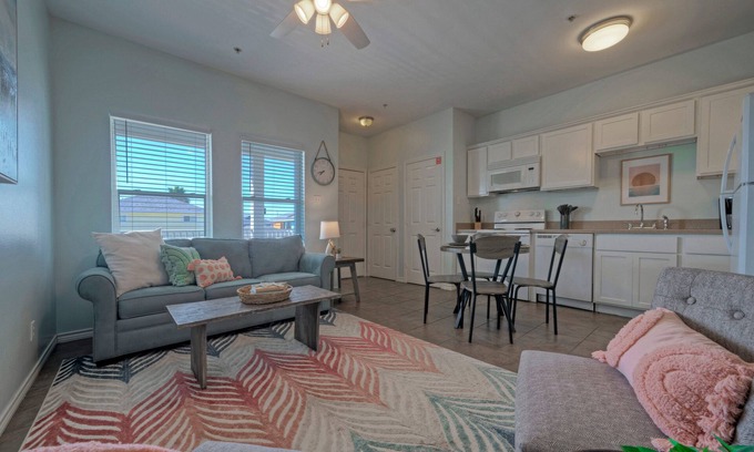 Port Aransas Condo | Port A King Retreat | Community Pool + Minutes to the Beach | Pet-Friendly