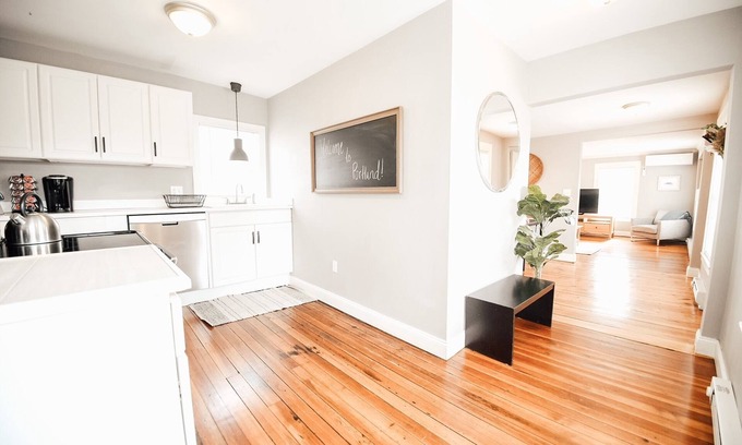 East Bayside Apartment | PORTLAND PENINSULA-SPACIOUS WALKABLE EAST END SPOT