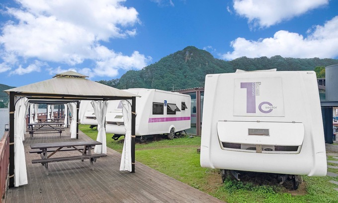 Oeseo RV Rental | Poseidon Caravan - Campsite