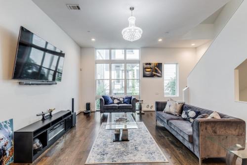 Spring Branch East House | Posh Italian home with a rooftop terrace!