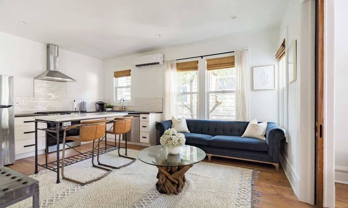 Uptown House | Posh Local 2BR - Boutiques & Eateries