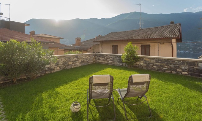 Torno Apartment | Pozzo Vertical Apartment with garden and parking
