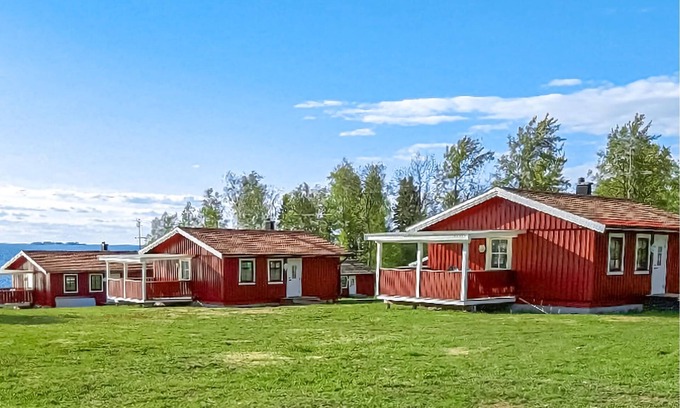Sjotorp House | Practical cottage right on the shore of Lake Vänern.