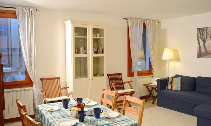 Castello Apartment | Practicality and good taste 5 minutes from Piazza S. Marco!