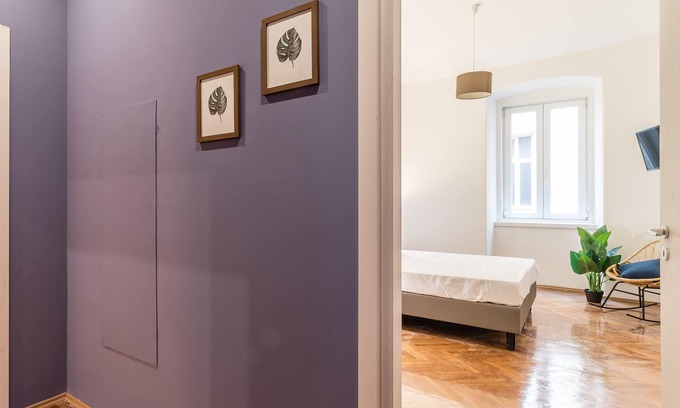 Trieste City Centre Apartment | Pregiata camera con bagno privato - Blu di Persia