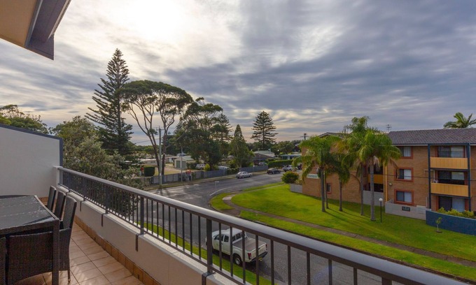 Hawks Nest House | Prelude Penthouse – stroll to the beach
