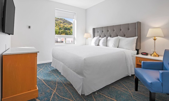 Trail Apartment | Premier King Room - Suite - 1 King