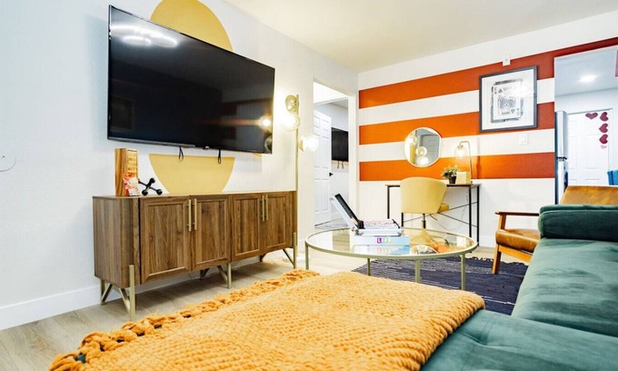 Arts District House | Premier Vegas Suite: Strip View, Workspace & Games