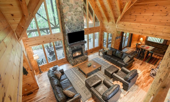 Logan Cabin | Premium Hocking Hills Group Lodge 8BR 5.5Ba Hot Tub, Pond, Starlink, Game Room