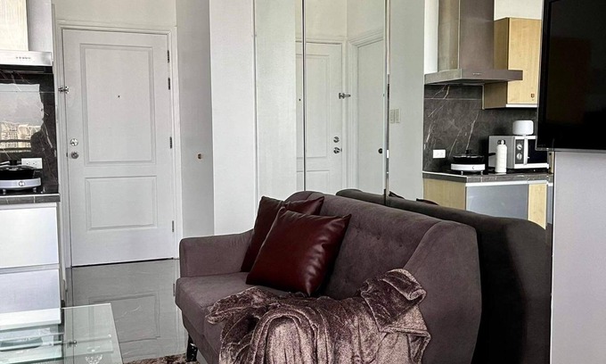 Downtown Hotel | Premium Suite with Balcony at The Gramercy Makati Manila