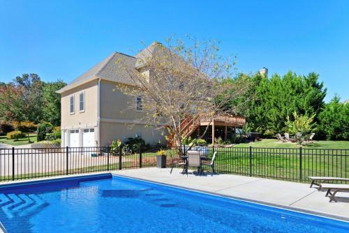 Asheville House | Premium WIFI! Luxurious Home in ASHEVILLE with PRIVATE Hot tub!