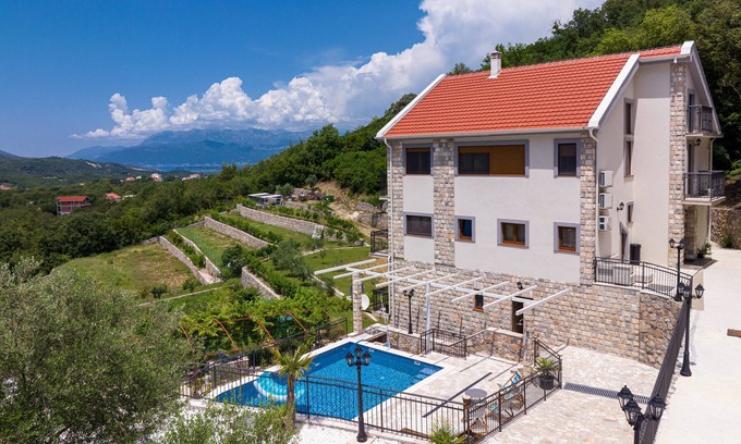 Seoca Apartment | Prestige 3Bdr Apartment w/Pool and Scenic Views