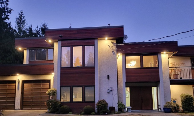 Cordova Bay House | Prestigious Location Desirable Executive Home, Very Large Clean Rental.