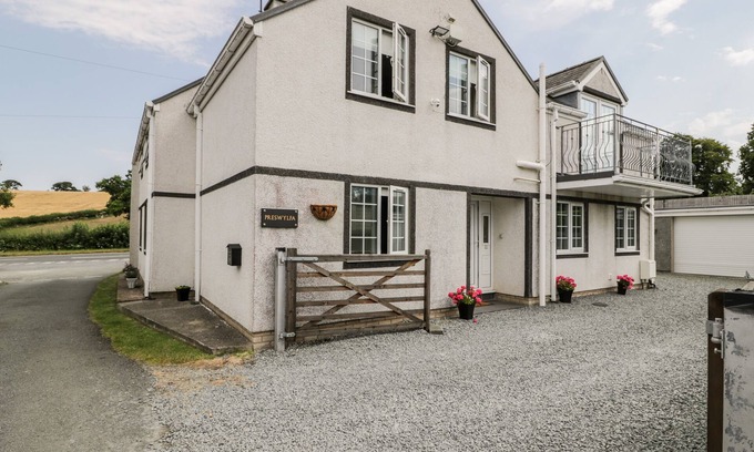 Llangelynin Cottage | PRESWYLFA, pet friendly, with hot tub in Tyn-Y-Groes