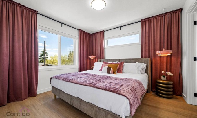 Mayfield House | Pretty in Pink | Hot Tub | 10 min to WEM | KingBed