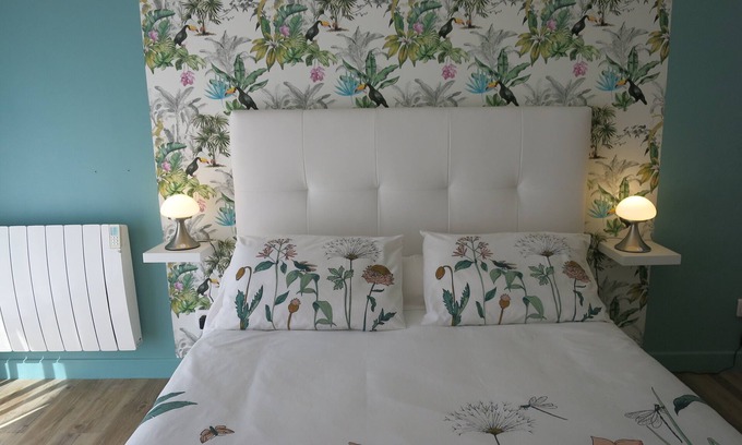 Chancelade House | pretty little house with terrace and private parking on raised ground