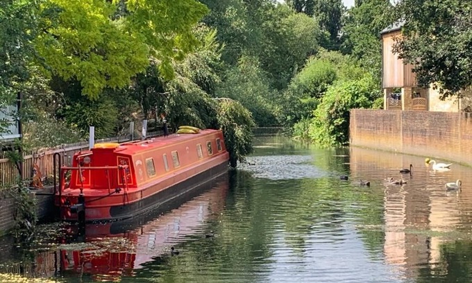 Elthorne Boat Rental | Pretty Narrowboat moored in Private Garden, (sleeps 4), Hanwell, West London.