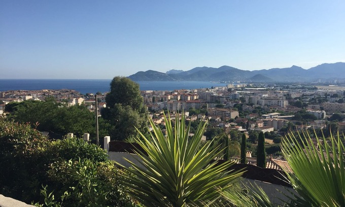 Cannes La Bocca Apartment | Pretty studio with calm on the heights of Cannes, 10 minutes from the Croisette.