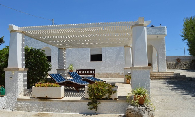 Marina di Felloniche Villa | Pretty villa a stone's throw from the sea with 6 beds, two bedrooms and two bathrooms
