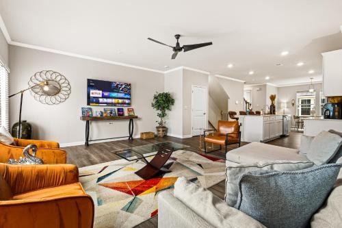 Hapeville House | Price Cut, New Lux Home 5 mins to Airport , 15 min to Downtown, 25 min to Buckhead with 3 beds and 3 baths