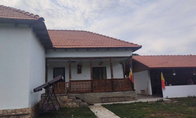 Stoenesti House | PRIDVOR – Traditional House in Oltenia de sub Munte, Romania