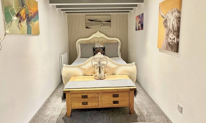 Mapplewell House | Priest Royd Nook - Beautiful Private Bedroom, Lounge & En-suite