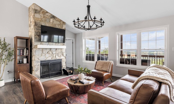 Front Royal Cottage | "Prima BnB" a Superb 4-bedroom cottage on the mountain near Front Royal