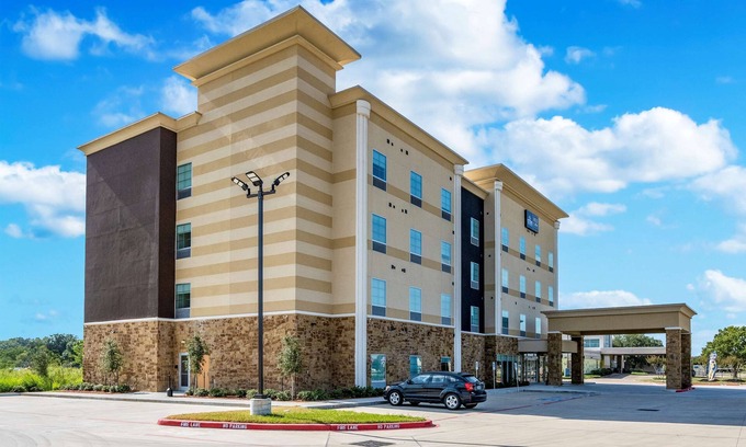 Katy Resort | Prime Location! 4 Comfortable Units Near Katy Mills Mall, Free Bfast & Parking!