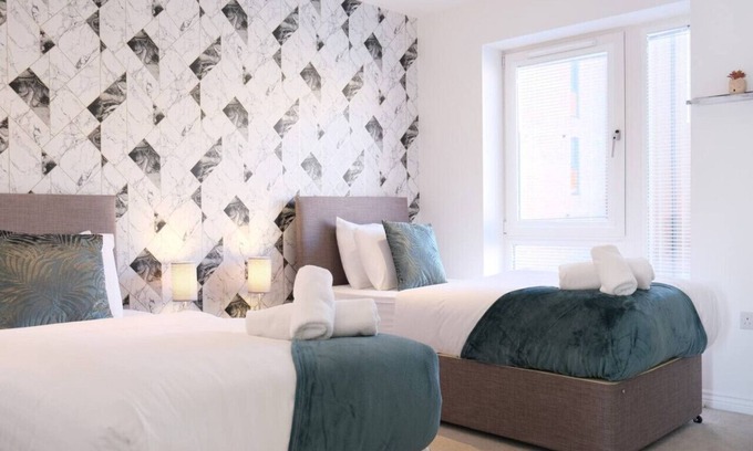 Milton Keynes House | Prime Location 4 Bedroom 3.5 Bath House - Sleeps 8