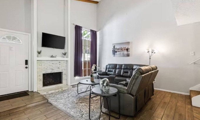 Southwest Carrollton House | Prime Location 4 SMART TVS4 BEDS Pet Friendly