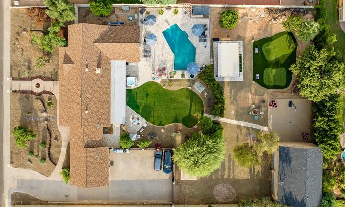 Paradise Valley Village House | Prime Location! 5000Sq'-Acre Pool/Game Room/Hot Tub/Putting Green/170+ 5★ratings