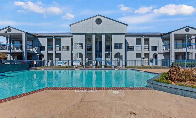 El Lago Condo | Prime Location close to Restaurants, NASA, Kemah, etc