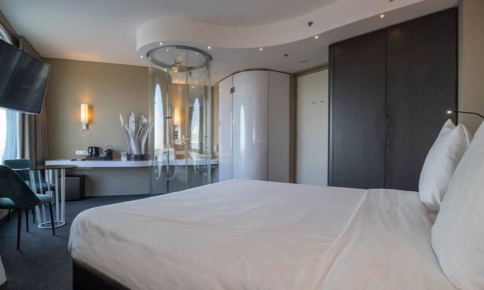 Zuidoost House | Prime Location in Amsterdam Close to City Center, Nature Activities & Local Spot