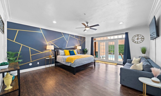 Greenway Plaza-Upper Kirby House | Prime Location. Luxurious 3 BR with Pool. 2 Living Rooms. Garage. 4 Balconies.