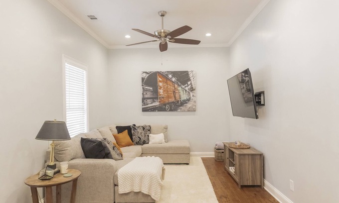 McFerrin Park House | Prime Location, Sleeps 12, 7 Beds, Cozy Front Porch