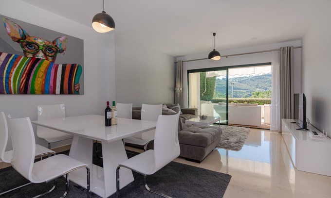 Benahavis Apartment | Prime location within beautiful gated community - LATE AVAILABILITY!