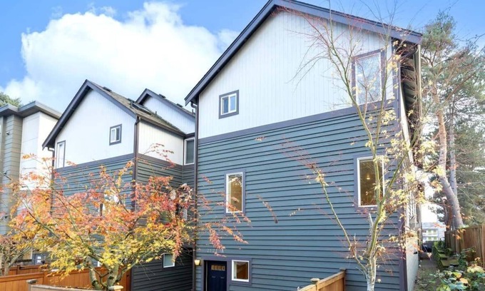 Northgate House | Prime Northgate Retreat near mall, I-5, Light Rail!