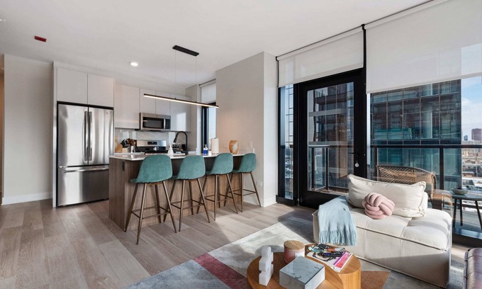 West Loop Apartment | Prime West Loop 2BR Duo + Enjoy Unique Gatherings