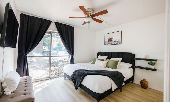 Gainesville Condo | PrimeLocation: 1/1Condo Steps from UF/Shands/VA w/CozyKingBed #ConvenientComfort