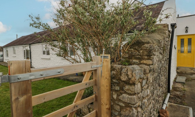 Jameston Cottage | PRIMROSE COTTAGE, pet friendly, with a garden in Manorbier