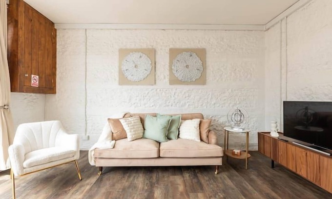 Blandford Saint Mary House | PRIMROSE - UNIQUE STAY | SLEEPS 2 | PETS ALLOWED | HOT TUB | BBQ | PATIO | WI-FI