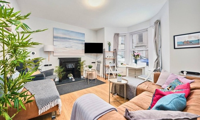 Portrush Apartment | Princess Yellow 1~ Comfortable Coastal Central Apt